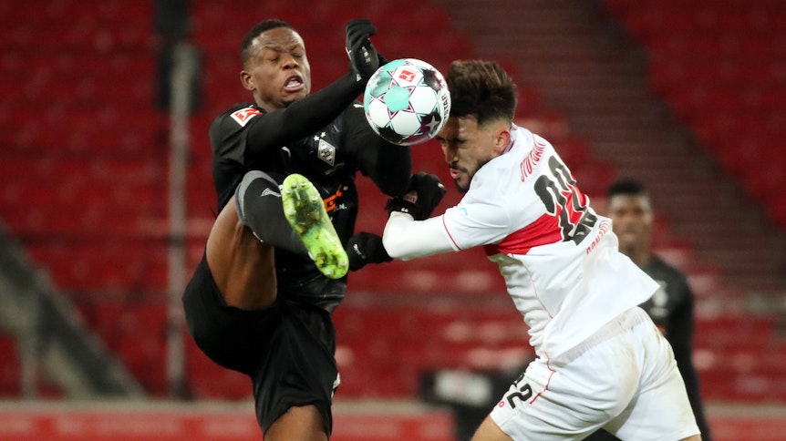 Denis Zakaria kämpf mit Stuttgarts Nicolas Gonzalez um den Ball.