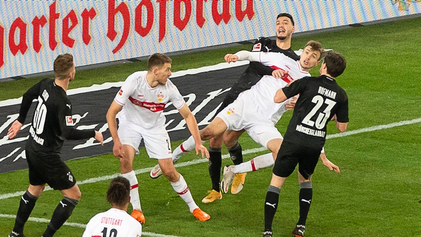 Gladbachs Verteidiger Ramy Bensebaini (l.) im Zweikampf mit Stuttgarts Sasa Kalajdzic (r.) beim Bundesliga-Topspiel am 16. Januar 2021.