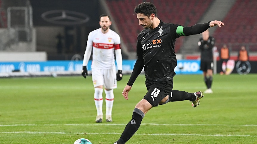 Gladbachs Kapitän bringt sein Team in Stuttgart per Strafstoß mit 1:0 in Führung.