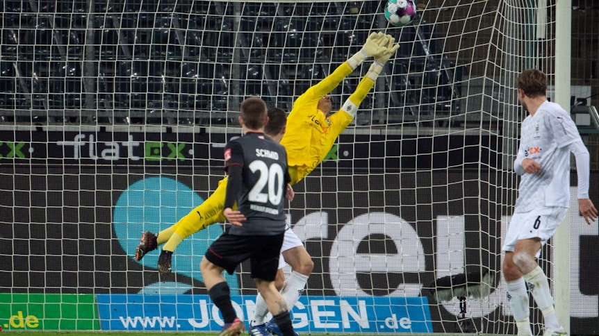 Yann Sommer pariert einen Schuss von Bremens Romano Schmied in der 27. Minute des Bundesliga-Spiels zwischen Borussia Mönchengladbach und Werder Bremen.