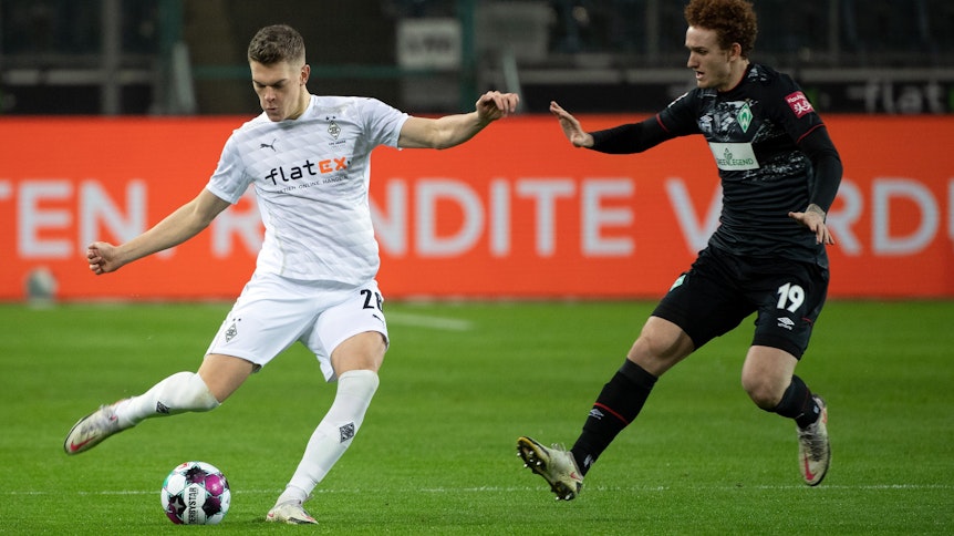 Josh Sargent läuft Borussias Abwehrchef Matthias Ginter an.