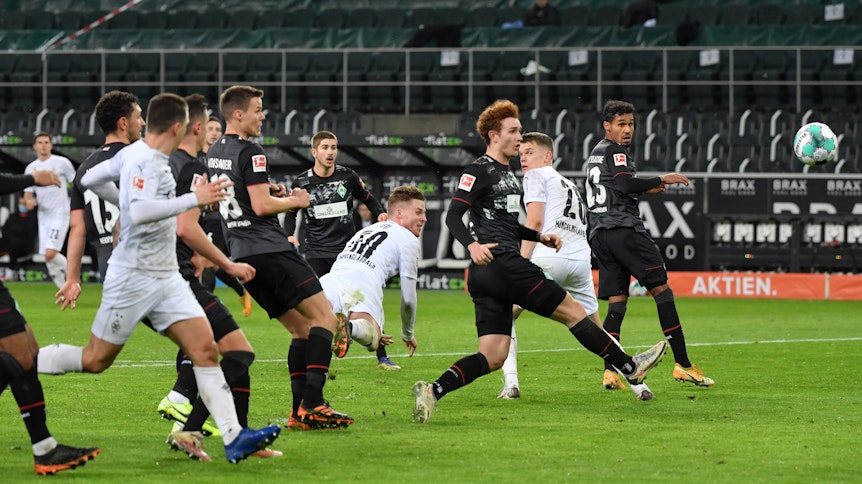 Nico Elvedi (4.v.r.) erzielt den Gladbacher Führungstreffer gegen Werder Bremen.