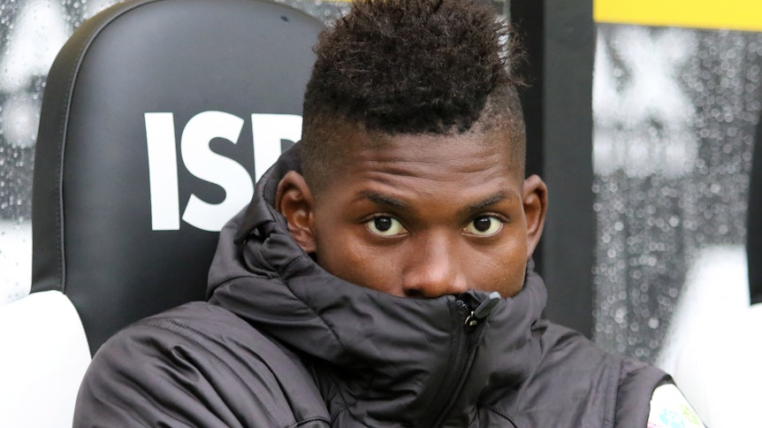 Borussia-Stürmer Breel Embolo sitzt bei einem Spiel der Fohlen im Borussia-Park auf der Bank.