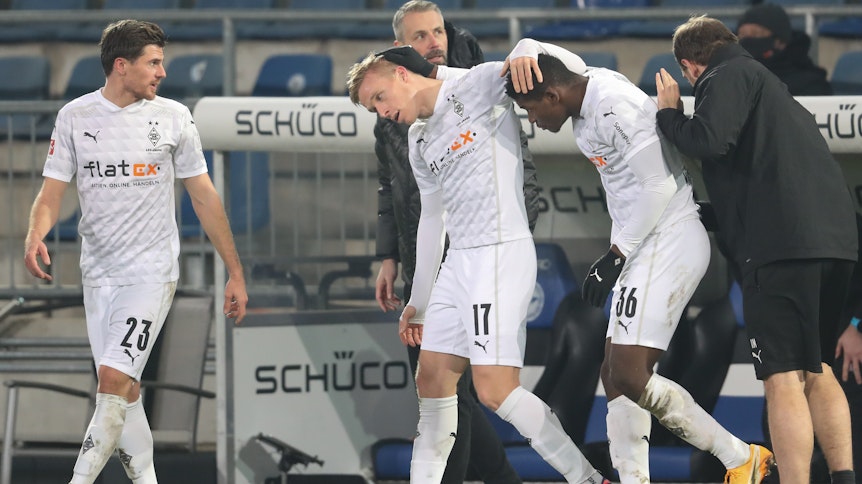In Bielefeld holten die Fohlen im ersten Spiel des Jahres einen knappen 1:0-Sieg. Das Foto zeigt Torschütze Breel Embolo (2.v.r), der seinen Treffer zum 0:1 mit Jonas Hofmann (l-r) und Oscar Wendt vor Trainer Marco Rose (M hinten) feiert.