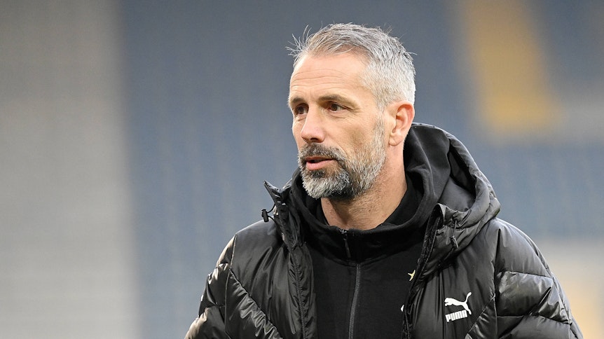 Marco Rose, Trainer der Gladbacher Borussia, blickt im Bielefelder Stadion in eine Kamera.