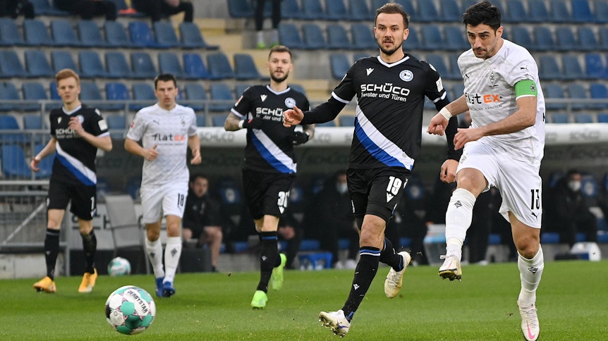 Kapitän Lars Stindl (rechts) hat mit seinen Team-Kollegen der Gladbacher Borussia am 14. Bundesliga-Spieltag bei Arminia Bielefeld einen 1:0-Sieg einfahren können.