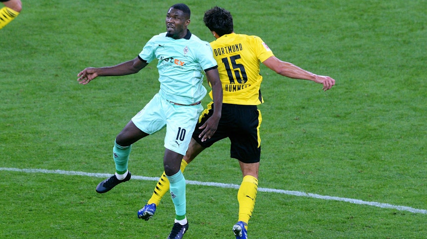 Gladbachs Marcus Thuram (l.) führt beim Hinspiel gegen den BVB im September 2020 ein Kopfballduell mit Mats Hummels (r.).