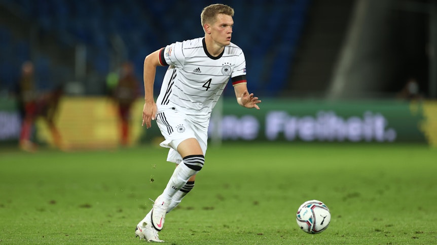 Gladbachs Nationalspieler Matthias Ginter, hier beim Nations-League-Duell zwischen der Schweiz und dem DFB-Team im Baseler St. Jakob-Park am 6. September 2020, blickt auf den Ball und das Spielfeld.