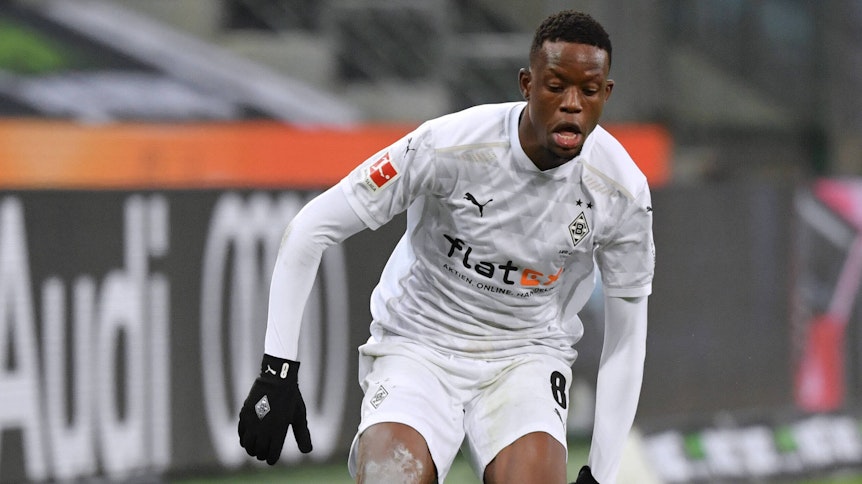 Borussias Mittelfeldspieler hat während des Heimspiels gegen Werder Bremen (1:0) den Ball im Blick.