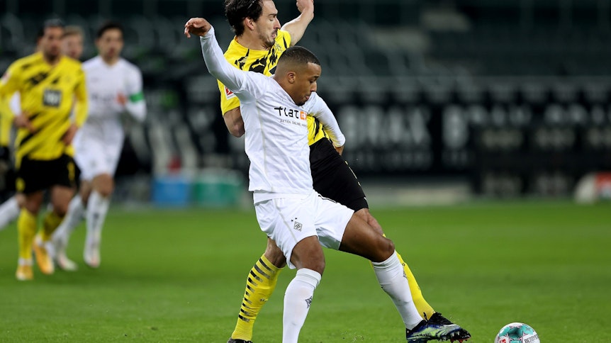 Gladbachs Alassane Plea (vorne) im Zweikampf mit Dortmunds Mats Hummels.