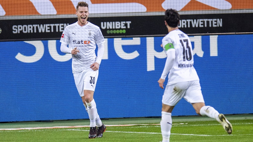 Gladbachs Nico Elvedi (l) jubelt nach seinem Tor zum 2:2 mit Gladbachs Lars Stindl im Bundesliga-Spiel gegen Borussia Dortmund am 22. Januar 2021.