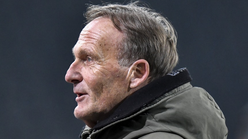 Hans-Joachim Watzke, Geschäftsführer von Borussia Dortmund, blickt im Gladbacher Borussia-Park am 23. Januar 2021 in eine TV-Kamera.