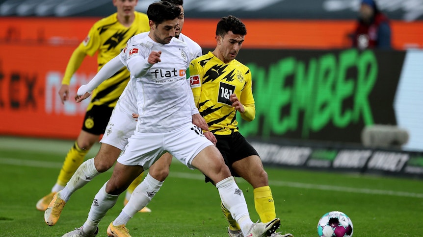 Gladbach-Kapitän Lars Stindl (l.) im Zweikampf mit Dortmunds Mateu Morey während des Bundesliga-Spiels gegen Borussia Dortmund am 22.Januar 2021 im Borussia-Park.