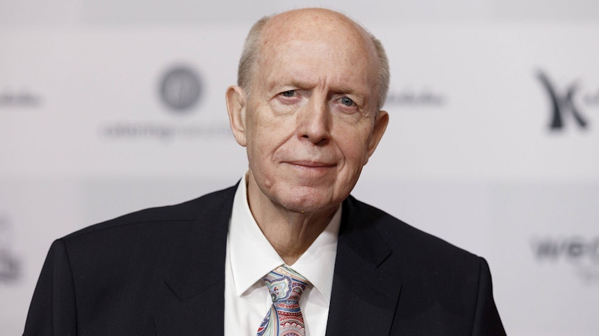 Reiner Calmund blickt bei der 16. Kinderlachen-Gala am 28. November 2020 im Goldsaal der Westfalenhallen in Dortmund in die Kamera eines Fotografen.