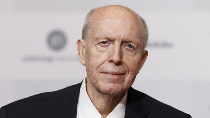 Reiner Calmund lächelt bei der 16. Kinderlachen-Gala am 28. November 2020 im Goldsaal der Westfalenhallen in Dortmund in die Kamera des Fotografen.