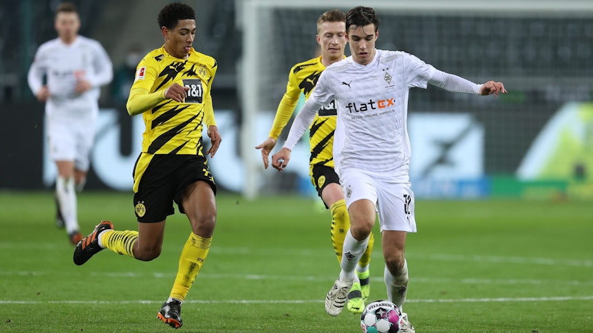 Gladbachs Florian Neuhaus im Kampf um den Ball mit Dortmunds Jude Bellingham und Marco Reus im Bundesliga-Spiel des 18. Spieltags am 22. Januar 2021 im Borussia-Park.