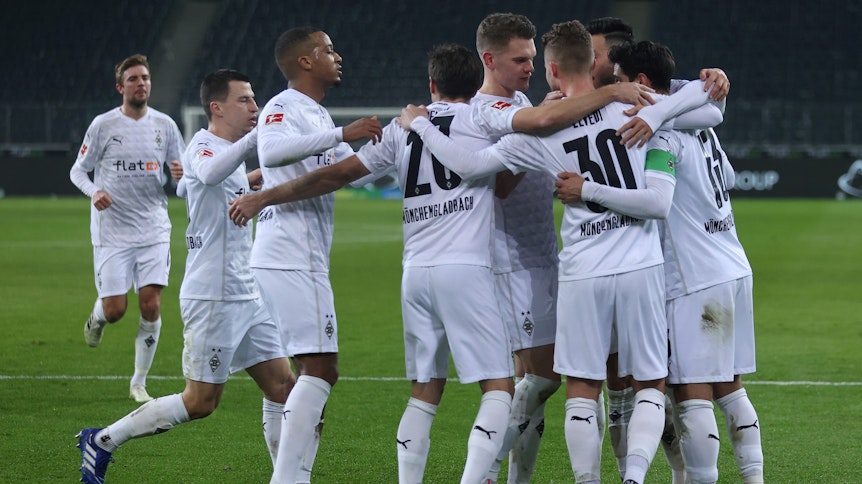 Nico Elvedi von Mönchengladbach feiert mit seinen Teamkollegen seinen Torerfolg im Bundesliga-Match gegen Borussia Dortmund im Borussia-Park am 22. Januar 2021.