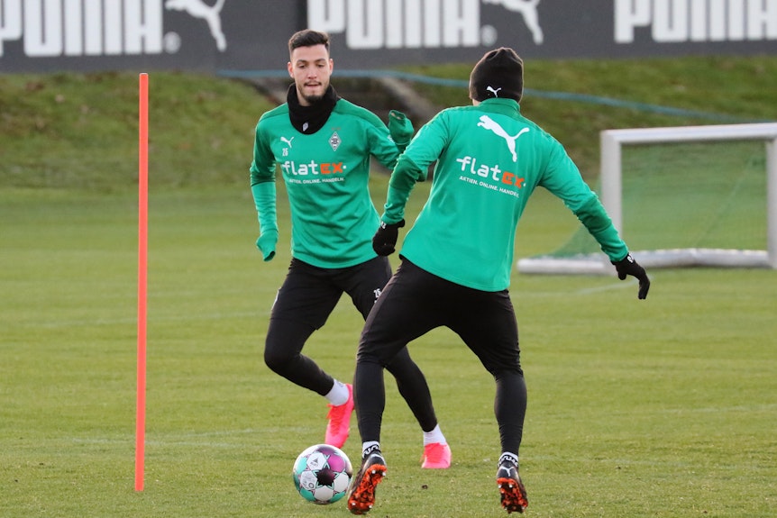 Ramy Bensebaini und ein weiterer Spieler von Borussia Mönchengladbach in einer Trainingseinheit der Fohlen am 12. Januar 2021 im Borussia-Park.