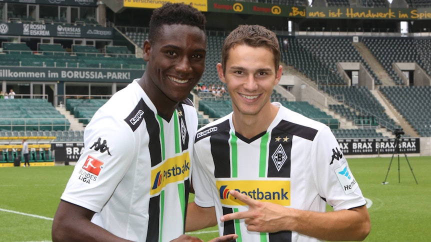 Stürmer Peniel Mlapa (l.) lacht gemeinsam mit Branimir Hrgota (r.) am 10.07.2014 im Gladbacher Borussia-Park in die Kamera.