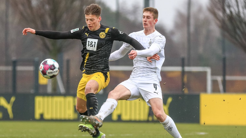 Gladbachs Justin Steinkötter (r.) und Dortmunds Tobias Raschl (r.) im Zweikampf beim Duell in der Regionalliga West zwischen dem BVB und den Fohlen am 27. Januar 2021.