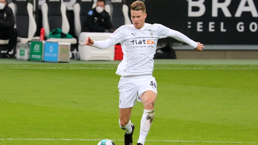 Gladbach-Verteidiger Nico Elvedi, hier beim Bundesliga-Duell am 12. Dezember 2020 gegen Hertha BSC zu sehen, blickt auf den Ball und das Spielfeld.
