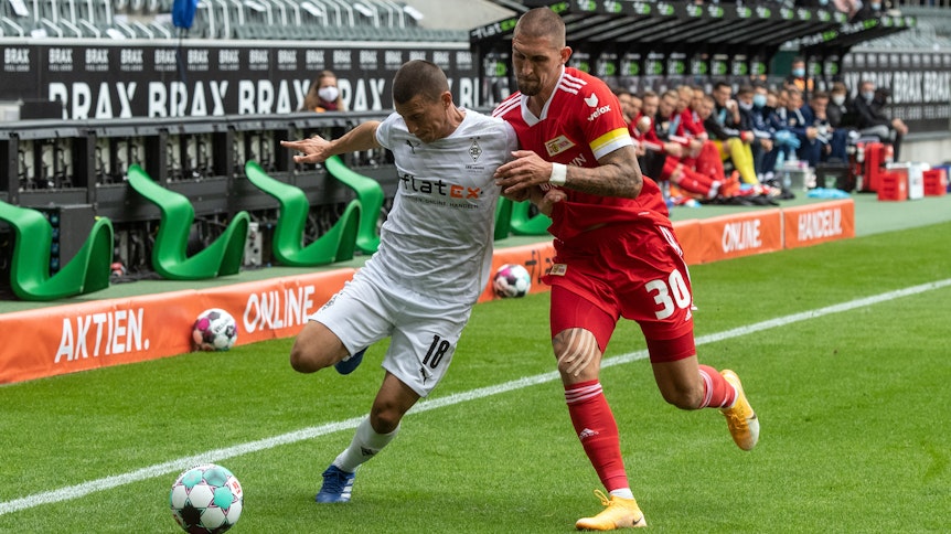 Gladbachs Stefan Lainer (l.) und Berlins Robert Andrich (r.) beim Aufeinandertreffen der beiden Bundesligisten in der vergangenen Saison am 26.09.2020 im Borussia-Park..