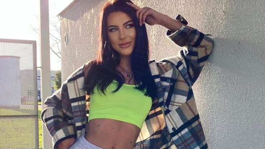 Ex-Bachelor-Kandidatin Vanessa Guida posiert an einer Hauswand.