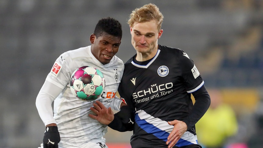 Gladbachs Stürmer Breel Embolo (l.) im Kampf um den Ball mit Bielefelds Amos Pieper (r.), wenige Augenblicke später zappelte der Ball im Tor der Arminia. Das Foto entstand beim Bundesliga-Duell am 2. Januar 2021.