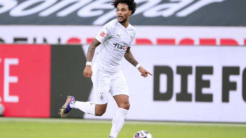 Borussias Valentino Lazaro kontrolliert den Ball im Bundesliga-Spiel gegen die TSG Hoffenheim am 19.12.2020.