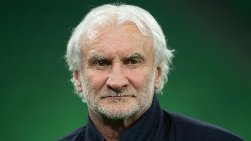 Rudi Völler, Geschäftsführer Sport von Bayer 04 Leverkusen, hier am 6. Juni 2019 im Stadion Krasnodar zu sehen, schaut sich das Abschlusstraining der Bayer-Elf vor einem Europapokal-Duell an.