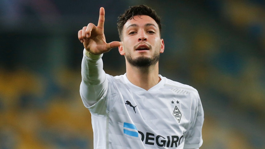 Gladbachs Linksverteidiger Ramy Bensebaini bejubelt am 3. November 2020 beim Champions-League-Spiel bei Shachtar Donezk seinen Treffer zum 4:0.
