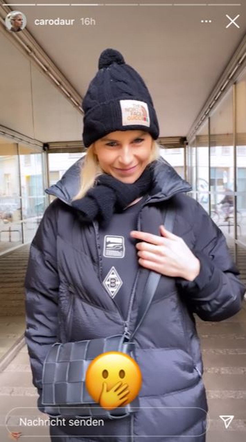 Caro Daur zeigt sich mit Borussia-Mönchengladbach-Logo auf ihrem Oberteilt.