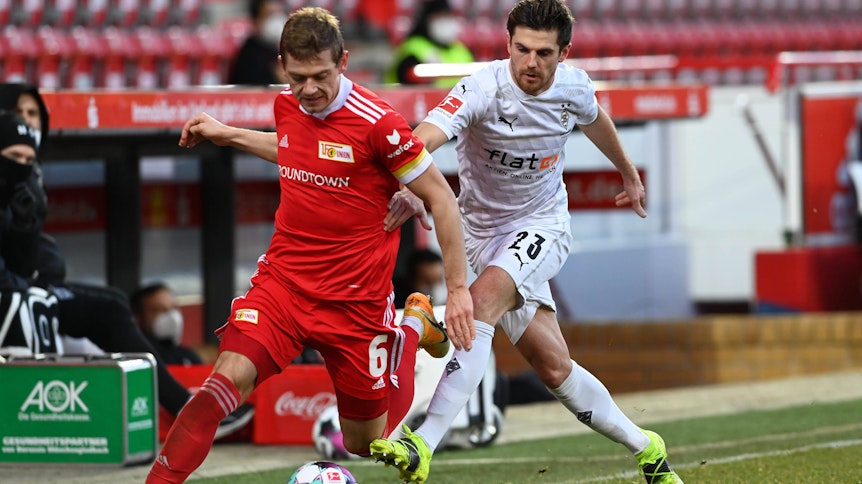 Gladbachs Jonas Hofmann (r.) im Bundesliga-Duell am 30. Januar 2021 gegen Julian Ryerson (l.) von Union Berlin.