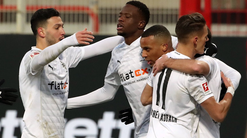 Ramy Bensebaini, Denis Zakaria und Hannes Wolf bejubeln den Treffer von Alassane Plea (2. v. l.).beim Bundesliga-Spiel bei Union Berlin am 30. Januar 2021.