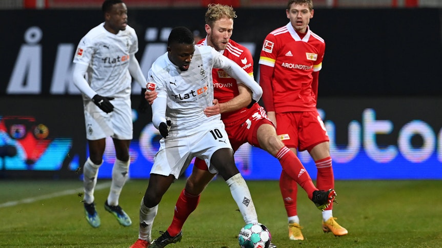 Union Berlins Sebastian Griesbeck (r.) und Gladbachs Marcus Thuram (l.) beim Kampf um den Ball.