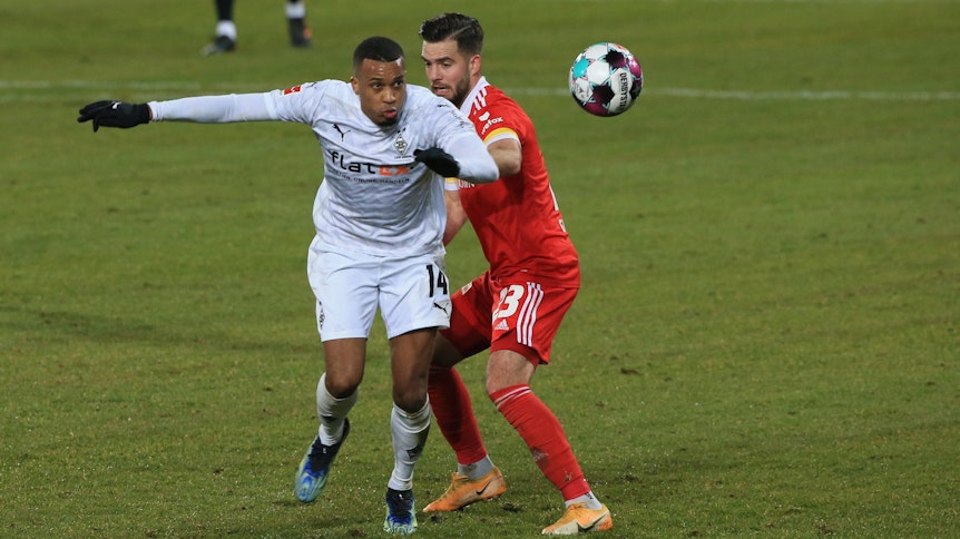 Niko Giesselmann von Union Berlin (r.) im Duell mit Gladbach Alassane Plea (l.).