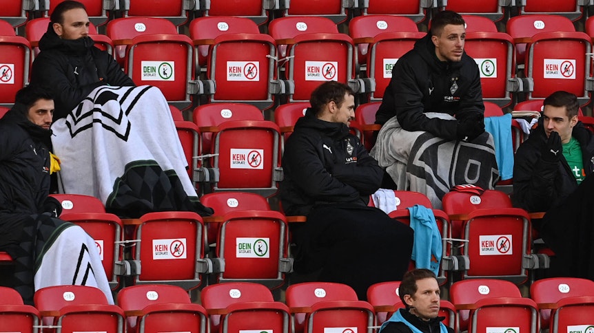 Lars Stindl (l.) und Florian Neuhaus (r.) verfolgen das Bundesliga-Duell der Gladbacher Borussia am 30. Januar 2021 bei Union Berlin zunächst von der Tribüne aus.