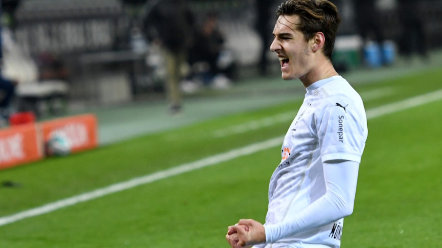 Borussias Florian Neuhaus beim Torjubel im Bundesliga-Spiel gegen Schalke 04 am 28.11.2020.