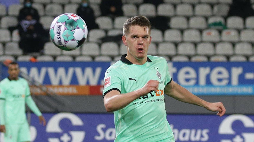 Borussias Abwehrchef Matthias Ginter am 5. Dezember 2020 während des Bundesliga-Spiels beim SC Freiburg am Ball.