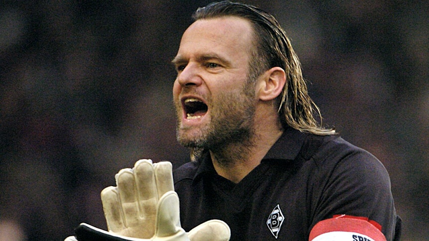 Borussias Keeper Jörg Stiel feuert sein Team bei einem Auswärtsspiel in Stuttgart im Februar 2004 an.