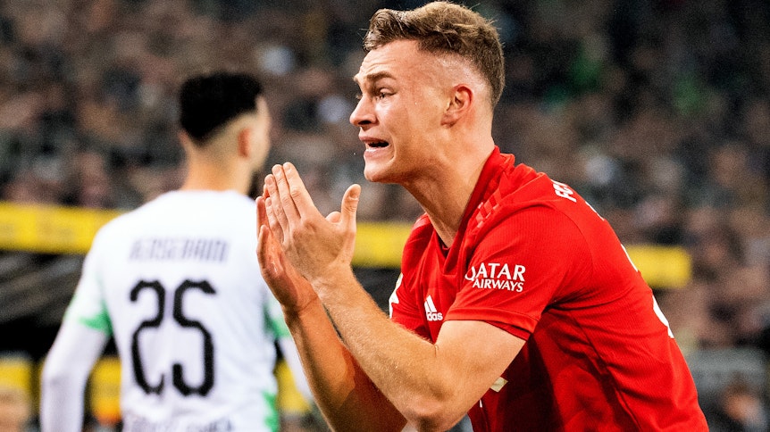 Joshua Kimmich (r.) ärgert sich während der 1:2-Niederlage seiner Bayern in Mönchengladbach im Dezember 2019.