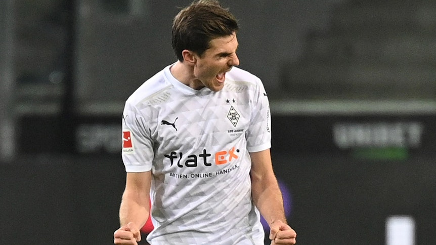 Gladbachs Nationalspieler Jonas Hofmann schreit seine Freude über den Heimsieg der Borussia gegen den FC Bayern München heraus. Dabei ballt er auch die Fäuste.