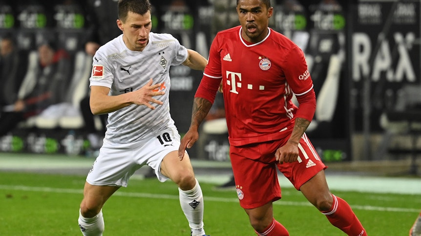 Gladbachs Stefan Lainer (l.), hier im Duell mit Bayerns Douglas Costa (r.).