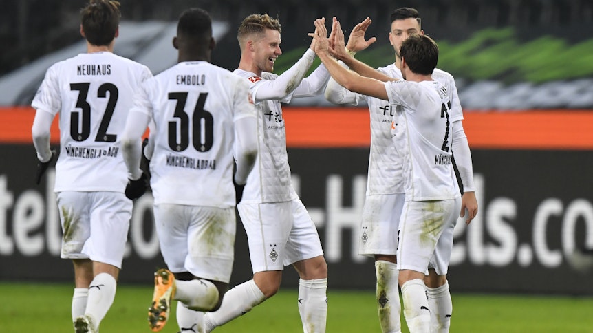 Die Spieler von Borussia Mönchengladbach bejubeln ihren Sieg gegen Bayern München.