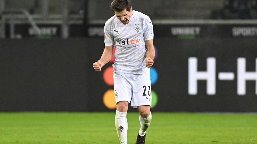 Jonas Hofmann bejubelt einen seiner beiden Treffer gegen den FC Bayern München, welches die Fohlen mit 3:2 für sich entschieden.