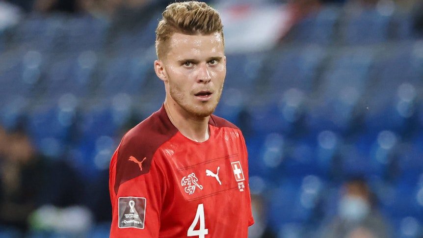 Der Schweizer Nationalspieler Nico Elvedi, auf diesem Foto am 5. September 2021 im WM-Qualifikationsspiel gegen Europameister Italien zu sehen, steht bei Fußball-Bundesligist Borussia Mönchengladbach unter Vertrag. Elvedi blickt mit offenem Mund in die Kamera.