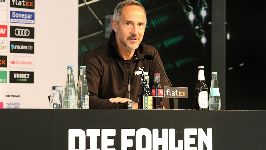 Adi Hütter, Trainer von Borussia Mönchengladbach, bei der Pressekonferenz der Fohlen am 30. September 2021 vor dem Bundesliga-Spiel beim VfL Wolfsburg.