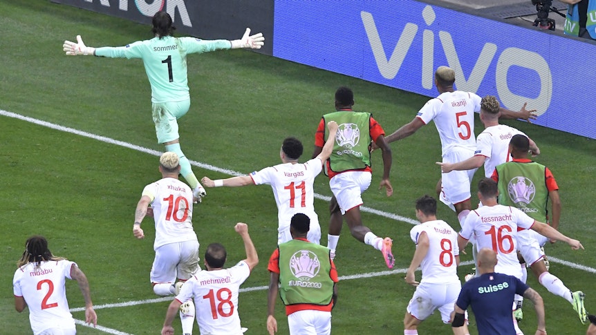Der Moment, an dem in der Schweiz die Zeit still stand: Yann Sommer (vorne) und seine Nati-Kollegen bejubeln am 28. Juni 2021 in Bukarest, in einem unvergesslichen Spiel, die EM-Sensation nach Elfmeterschießen gegen Weltmeister Frankreich.
