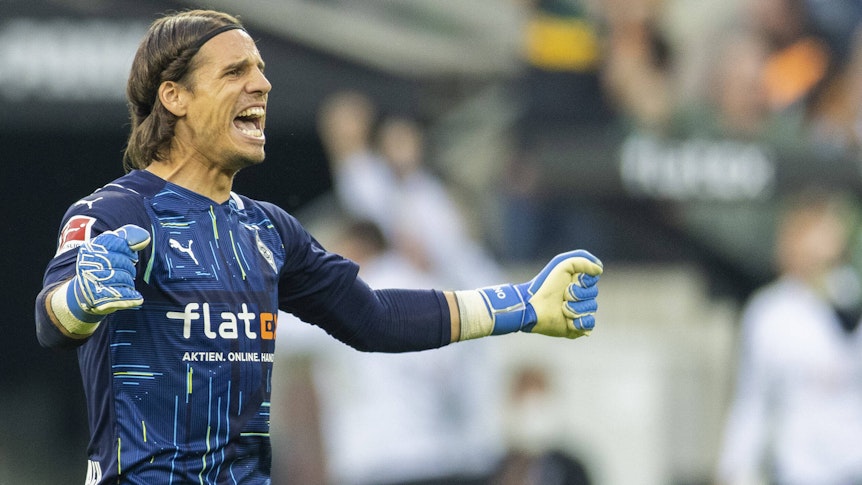 Torwart Yann Sommer von Borussia Mönchengladbach, hier zu sehen am 25. September 2021 im Borussia-Park, gilt spätestens seit der vergangenen Europameisterschaft als einer der besten Schlussmänner auf diesem Planeten. Nach dem Sieg gegen Dortmund ballt Sommer freudestrahlend beide Hände zu Siegerfäusten.