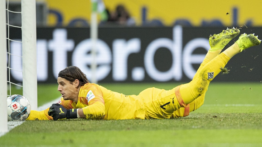 Eine der spektakulärsten Torhüter-Paraden im Borussia-Park der jüngeren Bundesliga-Geschichte: Gladbach-Schlussmann Yann Sommer verhindert am 7. Dezember 2019 im Duell mit Rekordmeister Bayern München mit einem sensationellen Reflex und einem Finger, dass der Ball noch über die Torlinie